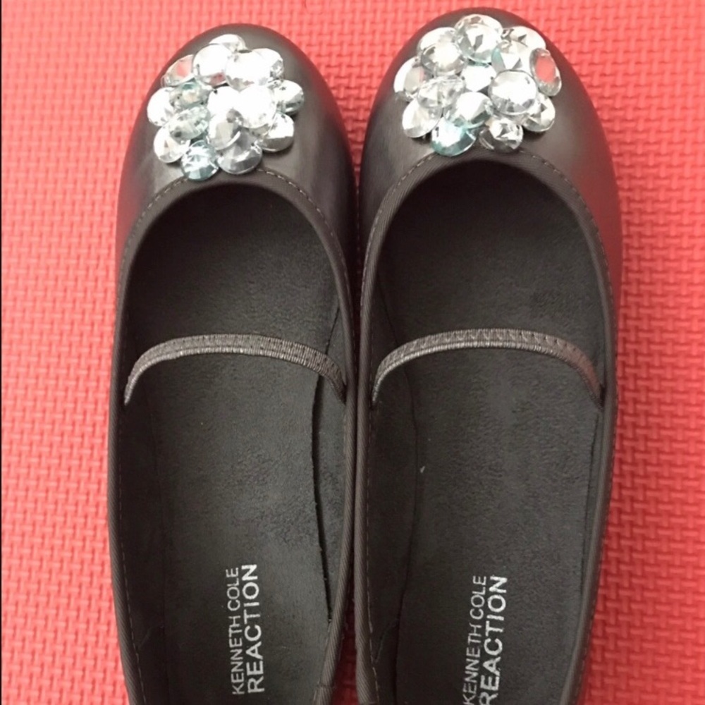 Kenneth Cole Reaction. DIP And Slide Flat